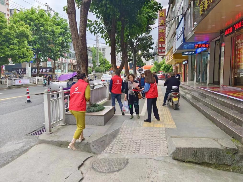 巴中市秦巴農(nóng)業(yè)融資擔(dān)保股份有限公司開展“創(chuàng)建文明城市，傳遞文明理念”主題創(chuàng)文宣傳活動